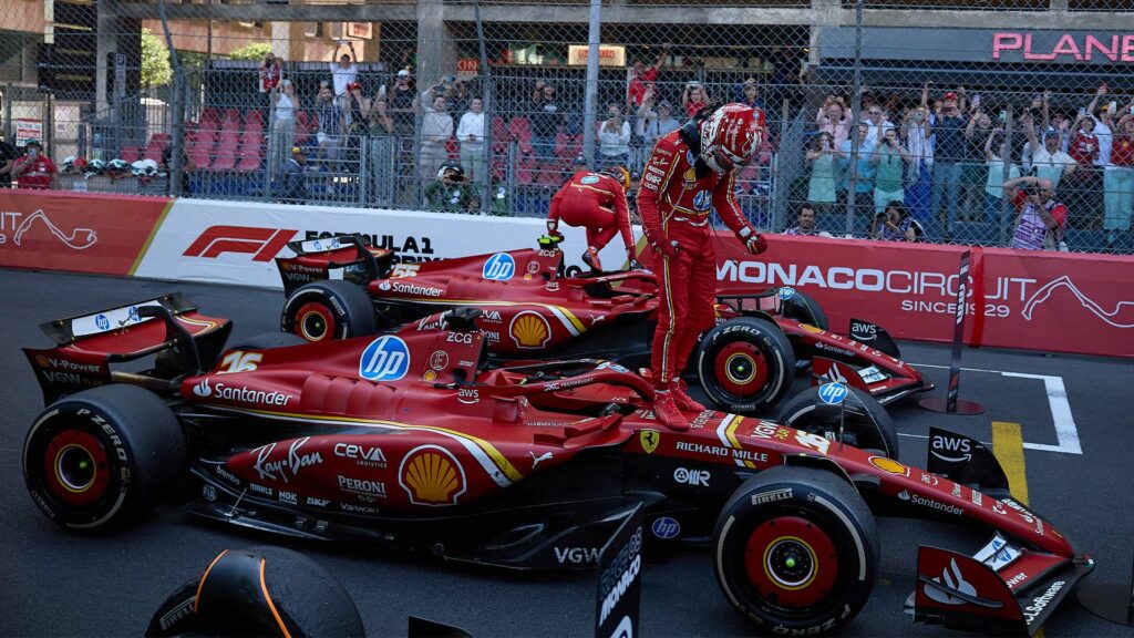 En racebil är parkerad på banan. (AI text)