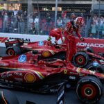 En racebil är parkerad på banan. (AI text)