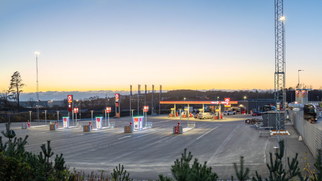 en bensinstation vid skymning (AI text)