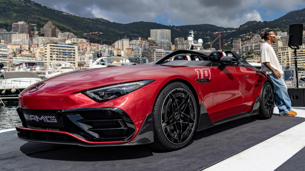 En röd sportbil på en scen framför en publik. (AI text)