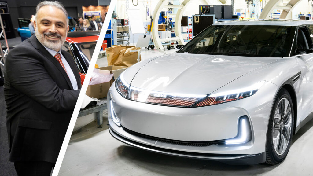 En man i kostym står bredvid en bil tillsammans med en annan man i kostym. (AI text)