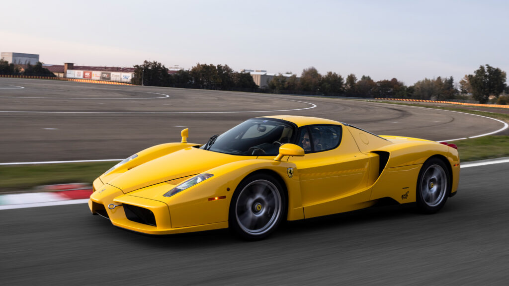 En gul sportbil kör på en bana. (AI text)