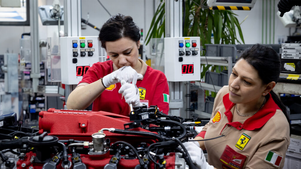 En Ferrari F12tdf-motor sätts samman i Ferrari-fabriken i Rom. (AI text)