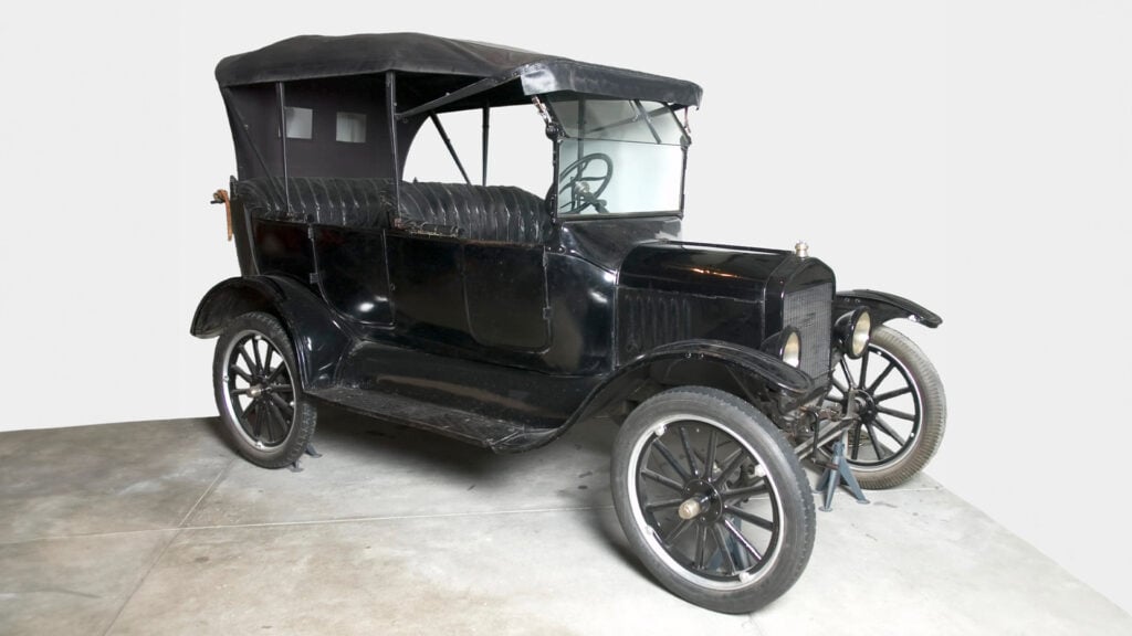 En åldrad Model T parkerad i garagen. (AI text)