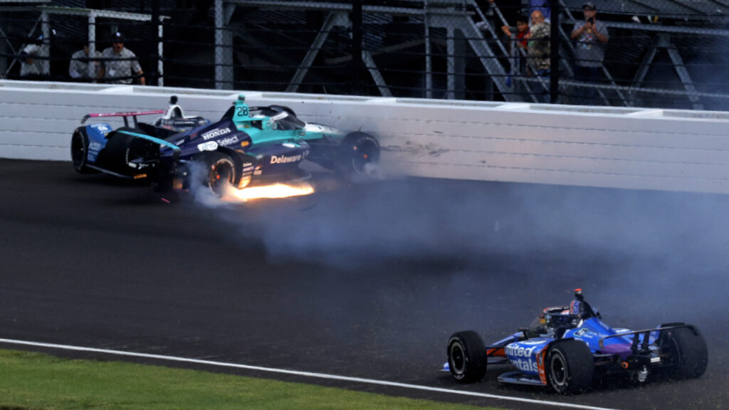 Under Indy 500-kvalet kraschar en racebil in i väggen. (AI text)