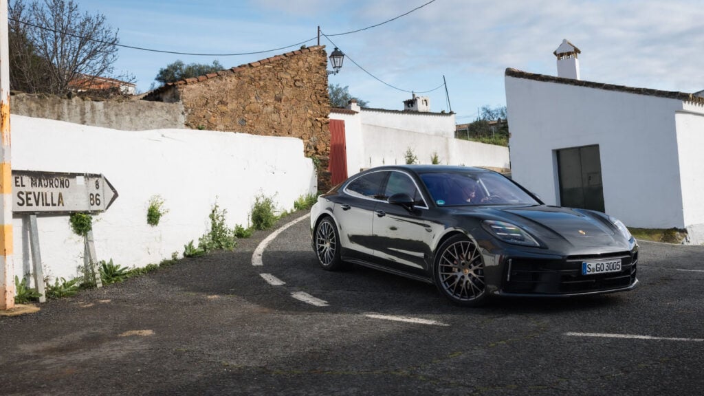 En Porsche Macan parkerad på en gata. (AI text)