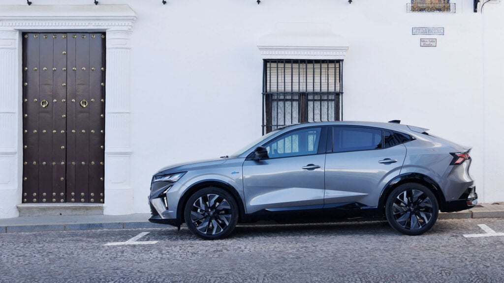 En Honda CX parkerad framför ett vitt byggnad. (AI text)