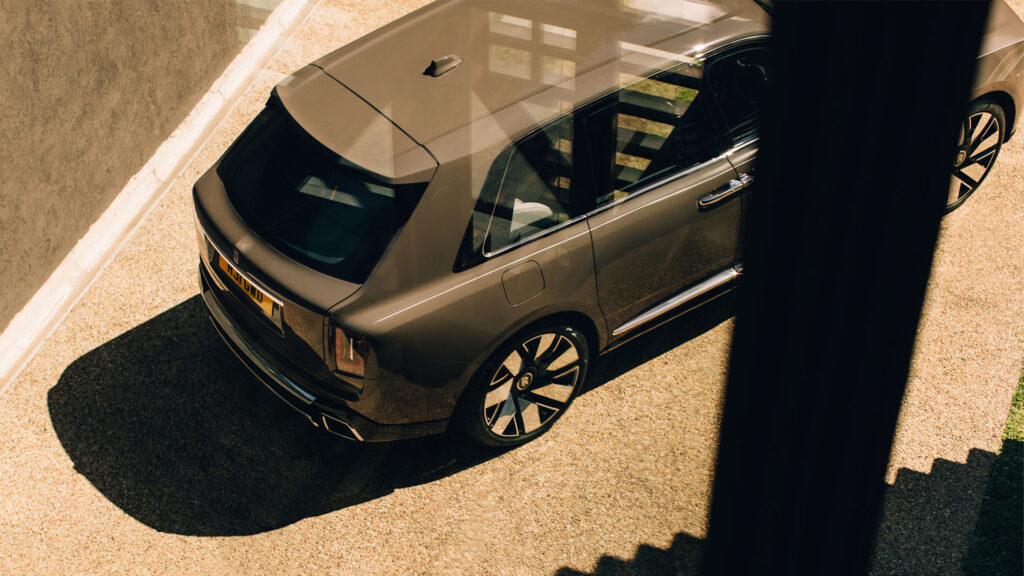 En bil parkerad i en infartsgata. (AI text)