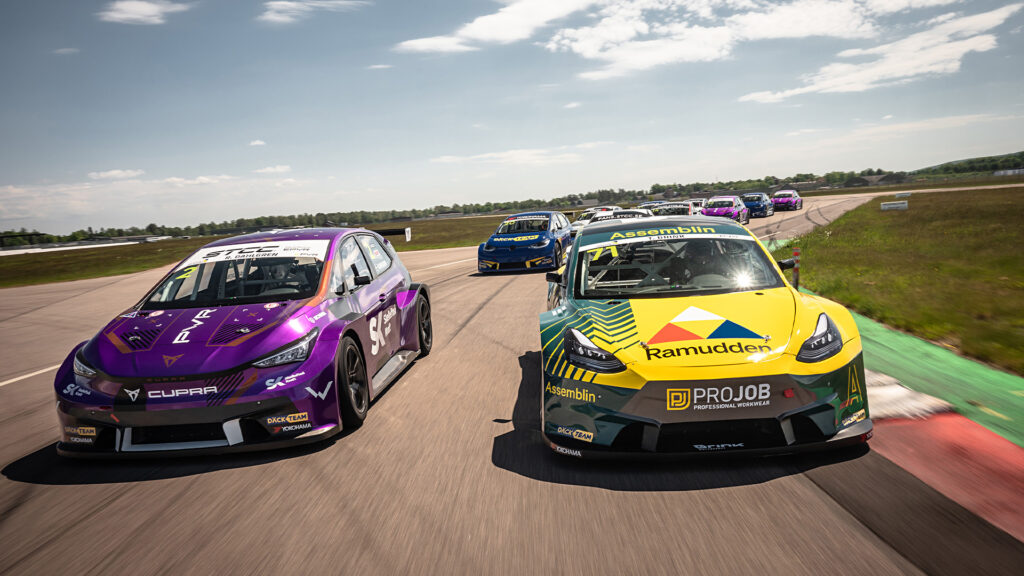 En racebil kör nedför en bana. (AI text)