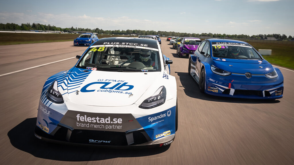 en grupp bilar på en racerbana (AI text)