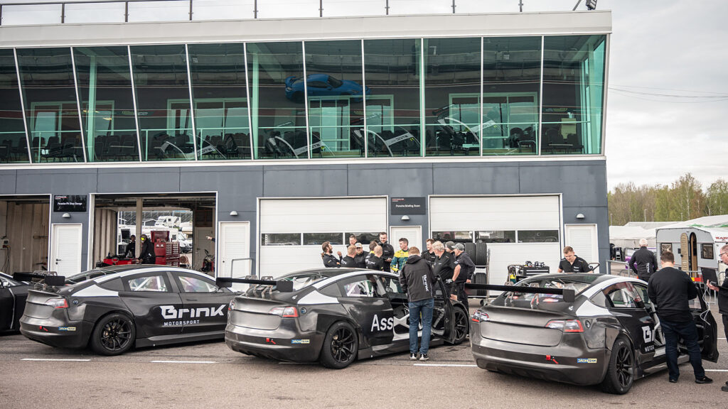 Tesla-bilar parkerade framför garaget (AI text)