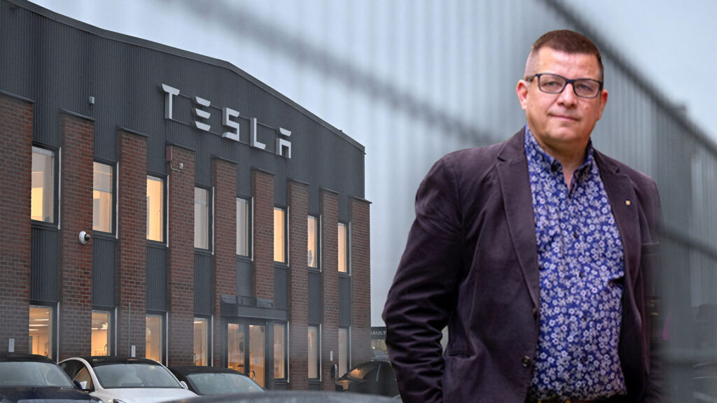 En man står framför en Tesla-fabrik. (AI text)