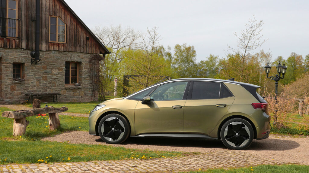 En BMW i3 parkerad framför en lada. (AI text)