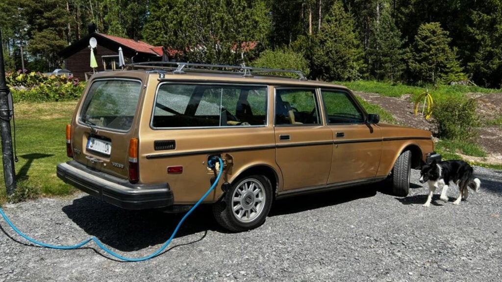 En hund parkerad bredvid en bil (AI text)