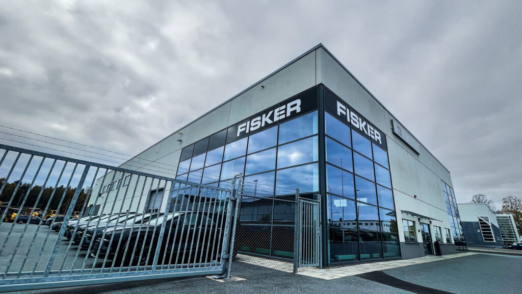 En bilställning med många bilar parkerade framför den (AI text)