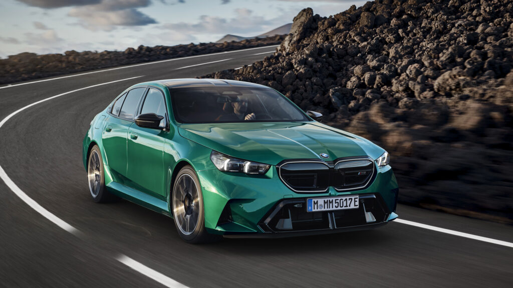 BMW M2 Gran Coupé kör nerför en bergig väg. (AI text)