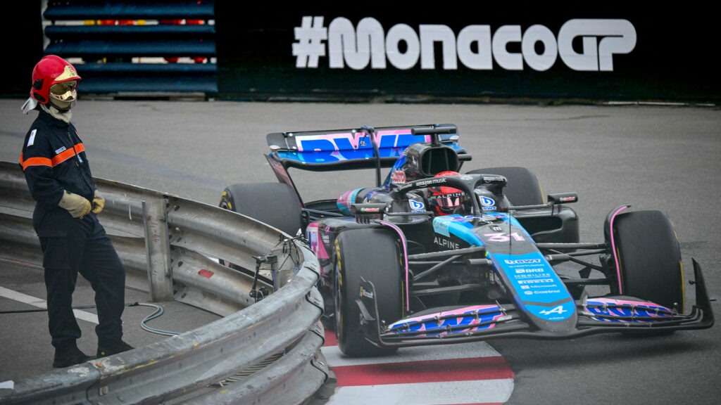 En racerbil kör på en bana. (AI text)