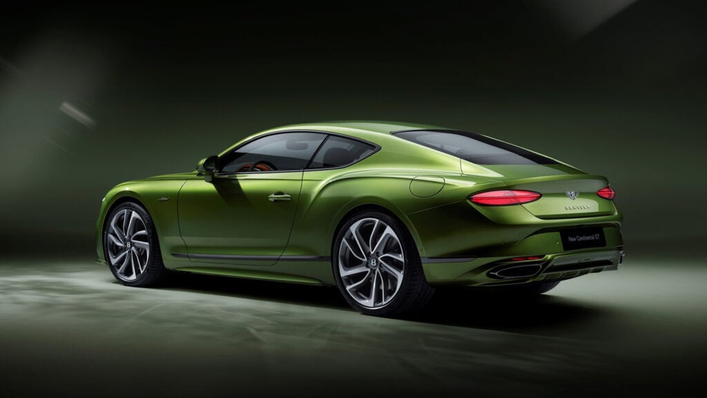 Den nya Bentley Continental GT visas i en mörk salong. (AI text)