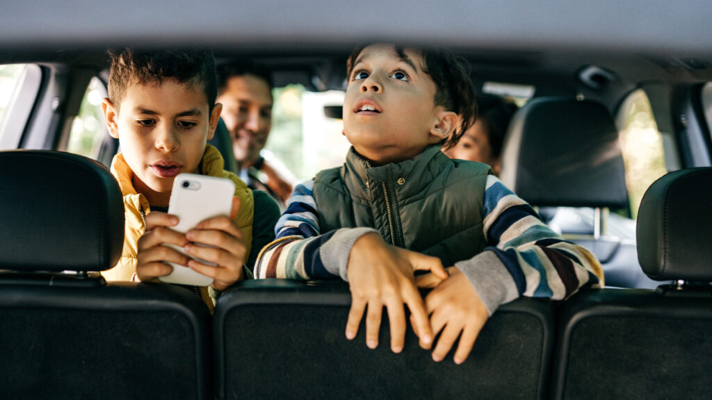 En familj reser i en bil. (AI text)