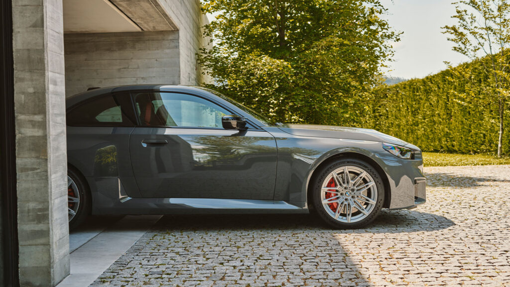 En BMW-sportsbil parkerad i en garage. (AI text)