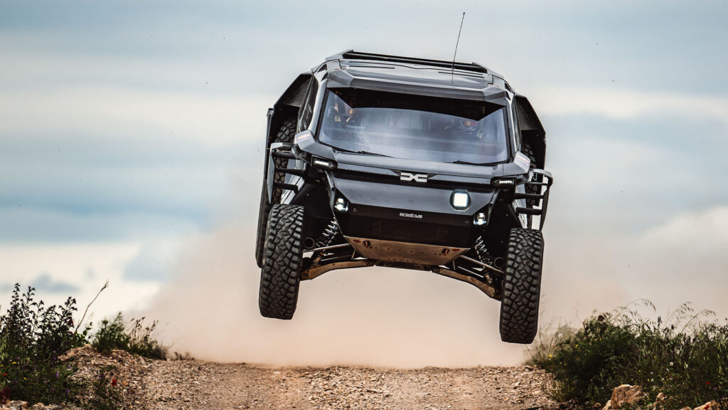 En person kör en bil på en grusväg. (AI text)