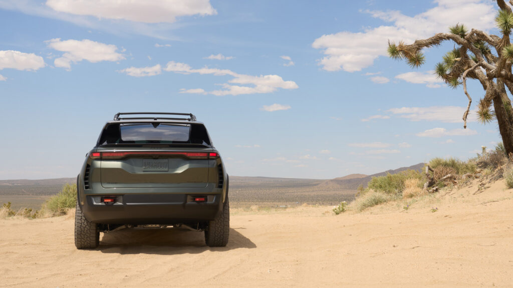 en SUV kör genom öknen (AI text)