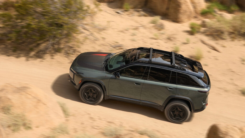 en SUV kör nedför en ökenväg (AI text)