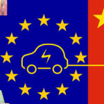 En bil är uppkopplad till en vägguttag och visas två valutor, euro och kinesisk yuan. (AI text)