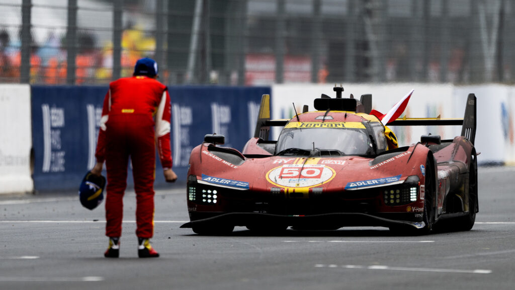 En racebil är på banan. (AI text)