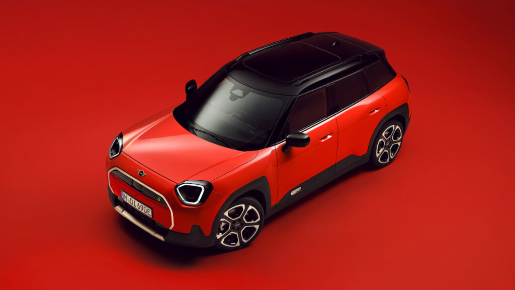 Den nya Mini Countryman är en kompaktkaross som tillhör Mini-familjen. (AI text)