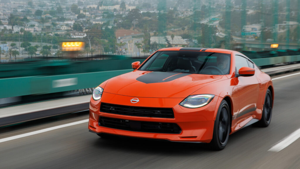 En Nissan 370Z sportbil kör på en motorväg. (AI text)