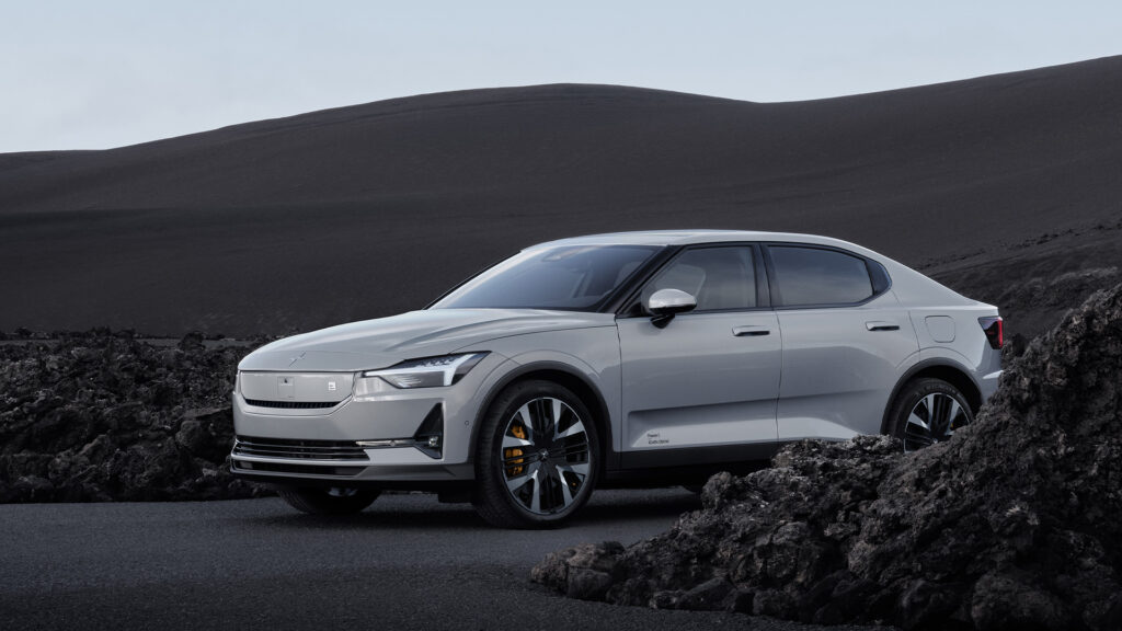 Volvo Ion-konceptet parkerad vid en ökenväg (AI text)