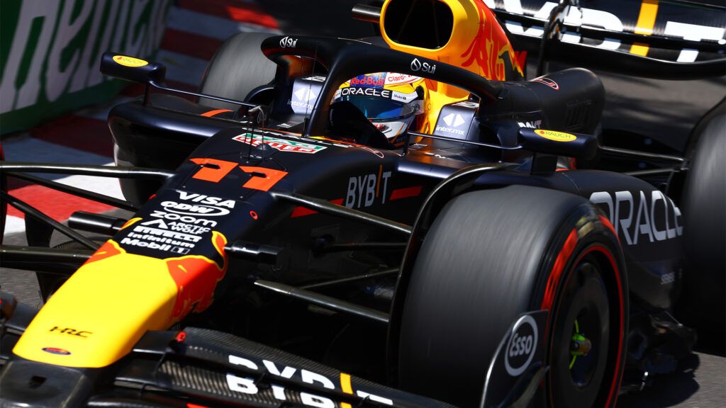 Red Bull-racingbil kör nedför en gata. (AI text)