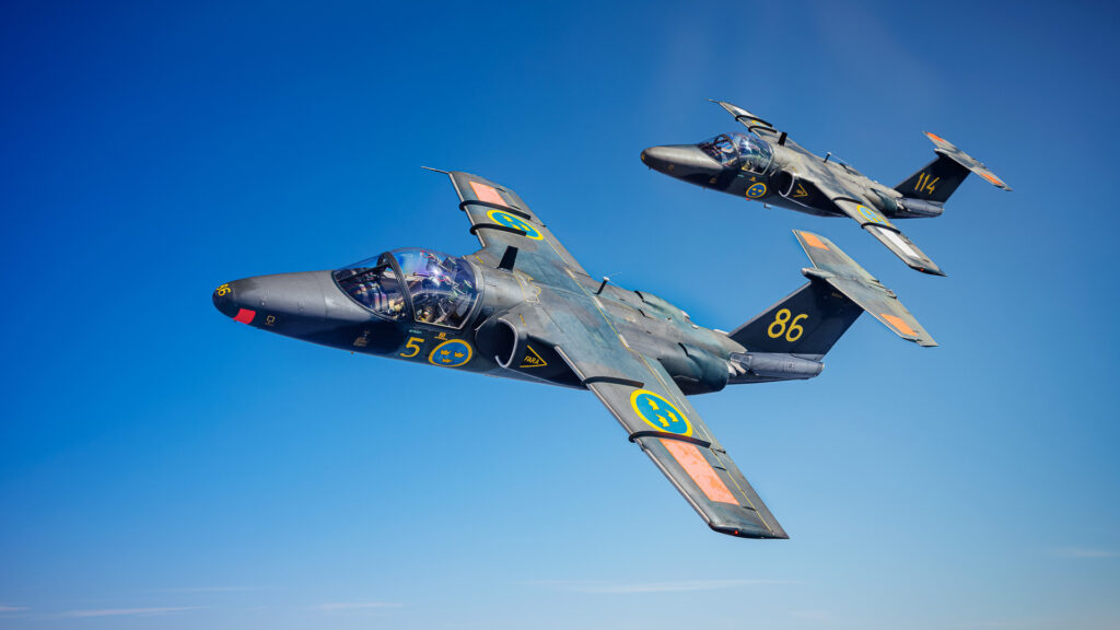 ett par militära jetflygplan som flyger i formation (AI text)