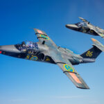 ett par militära jetflygplan som flyger i formation (AI text)