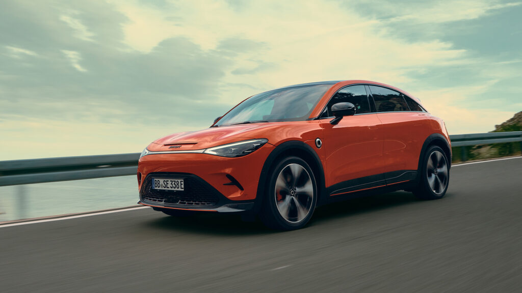 En bil kör ner en väg. (AI text)