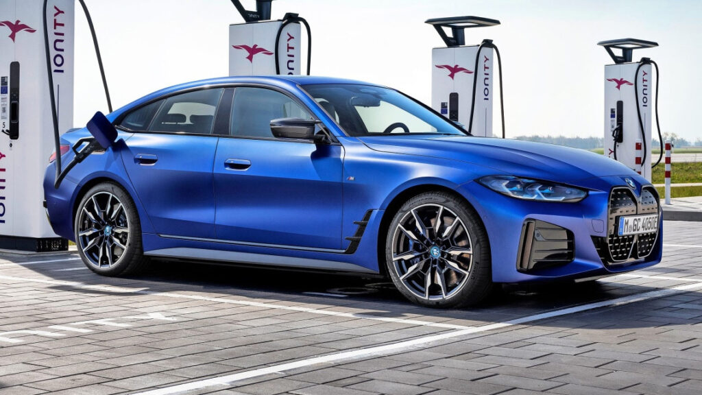 BMW M3 Gran Coupé parkerad vid laddstation (AI text)