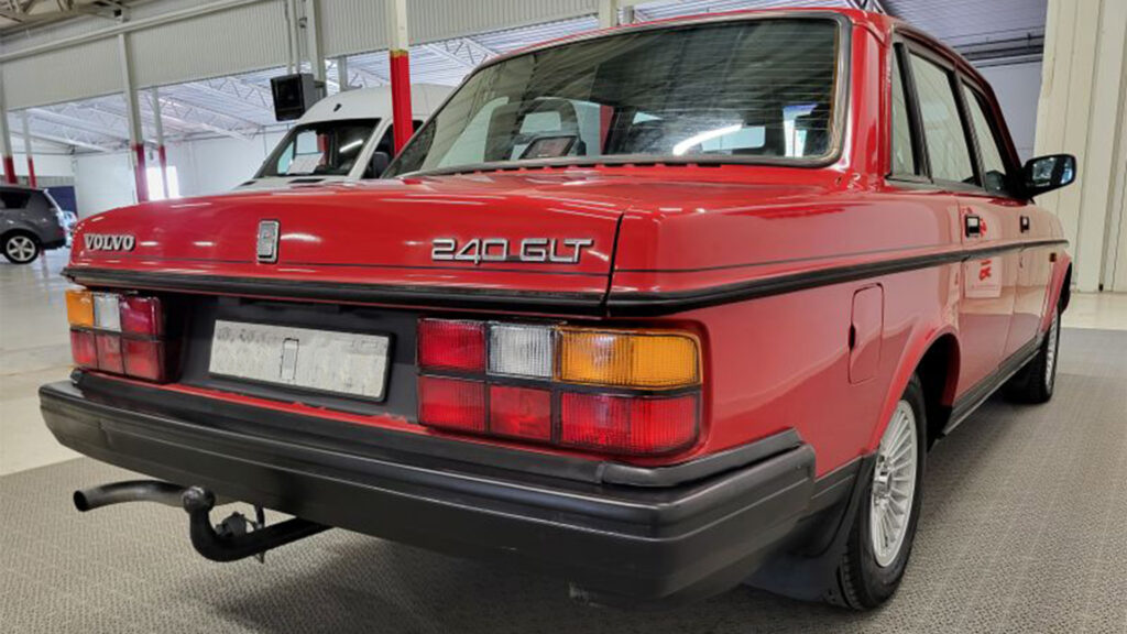 En röd bil parkerad i en garage. (AI text)