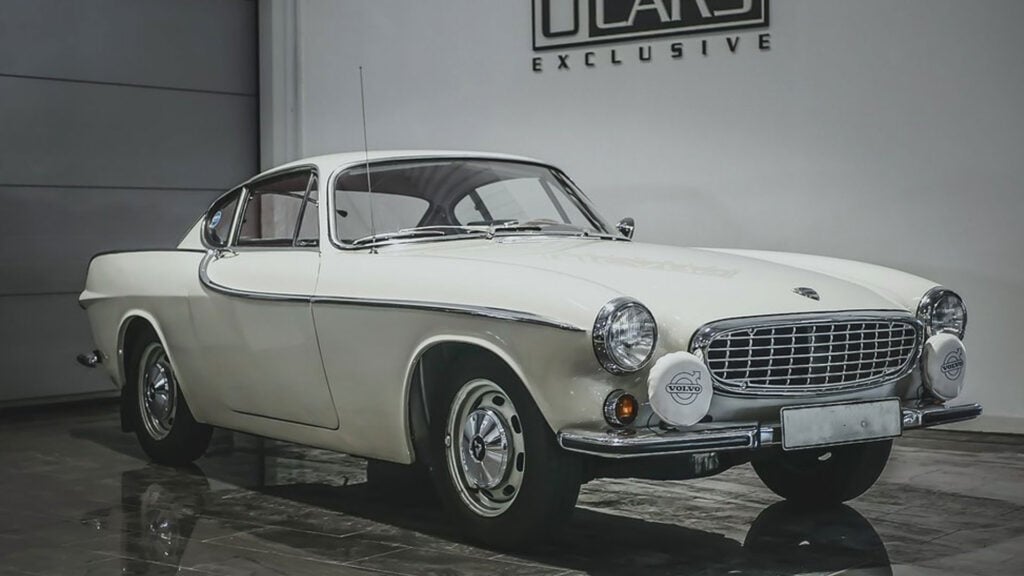 En klassisk bil i en showrum (AI text)