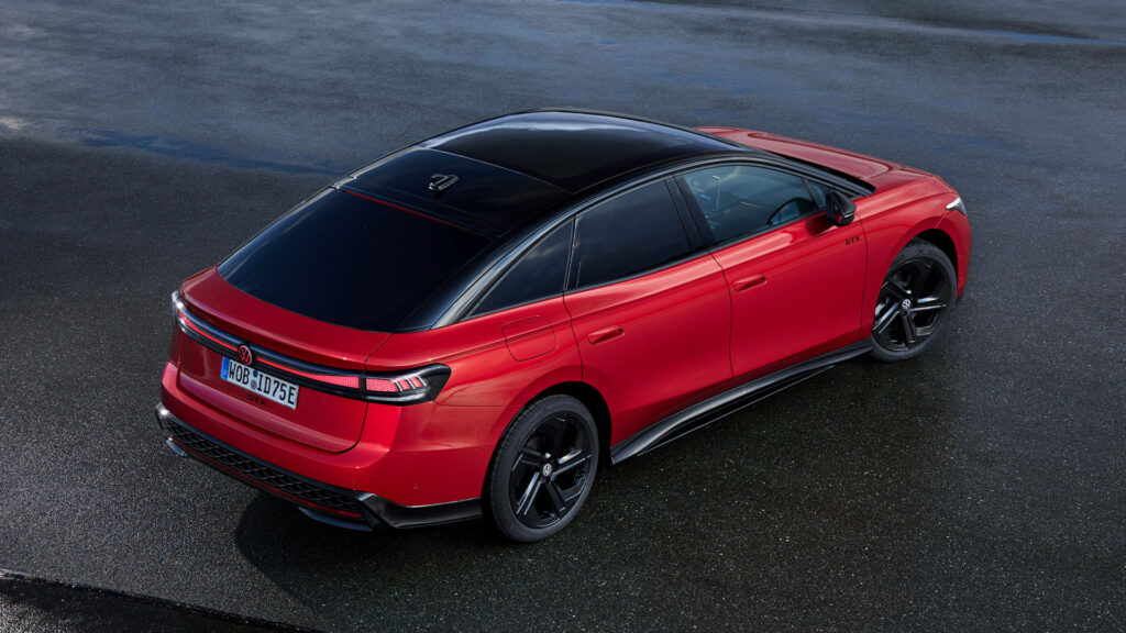 En röd Audi e-tron parkerad på vått asfalt. (AI text)