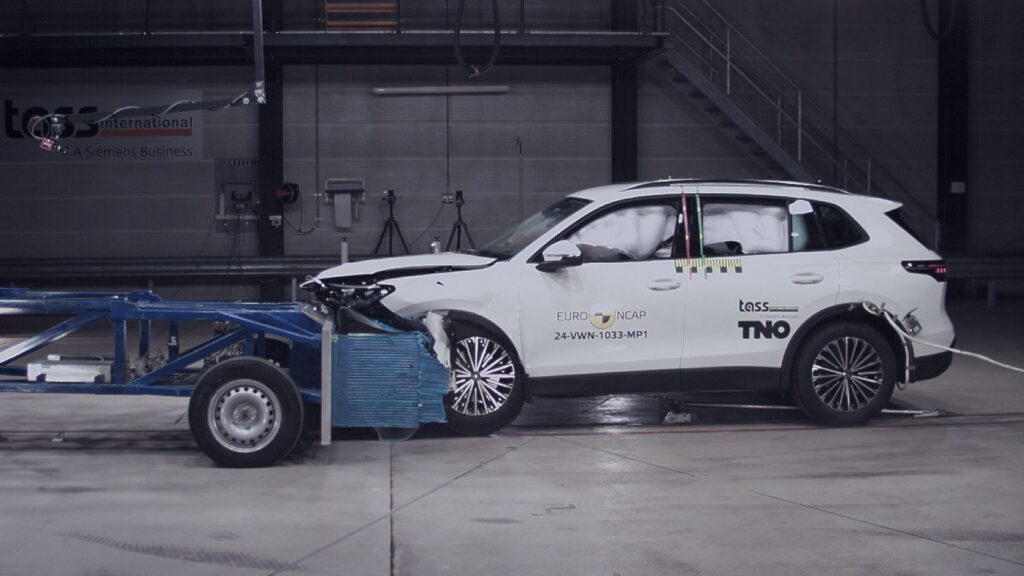 En bil knuffas in i en mur. (AI text)