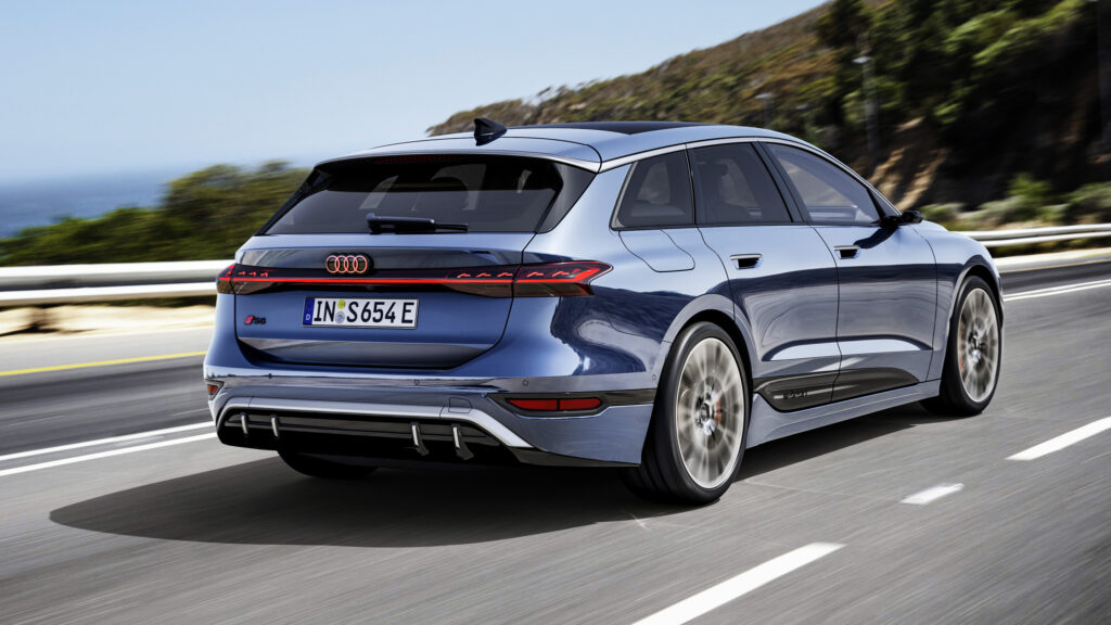 Audi A4 Avant kör längs vägen. (AI text)