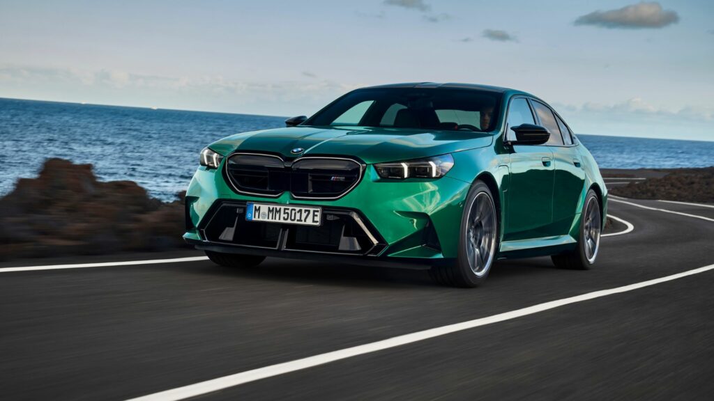 BMW M2 Gran Coupé kör ner en väg (AI text)