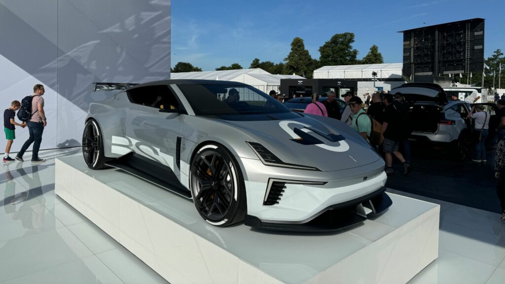 En bil visas upp på en bilmesse. (AI text)