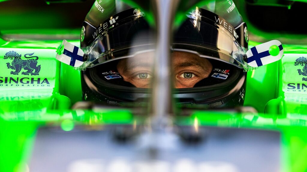 En grön racerbil med föraren i förarsätet. (AI text)