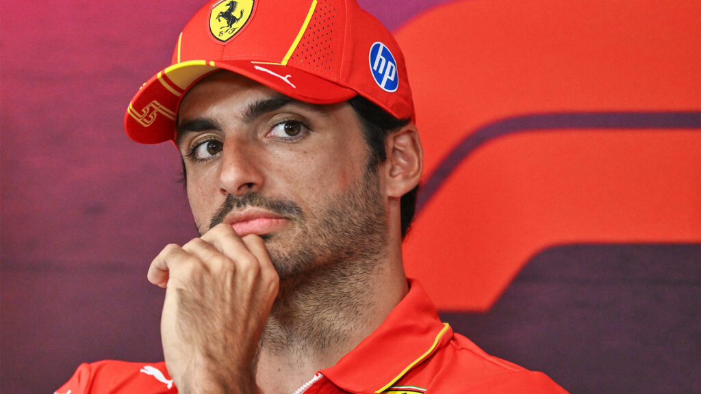 En Ferrari-förare sitter i en presskonferens. (AI text)