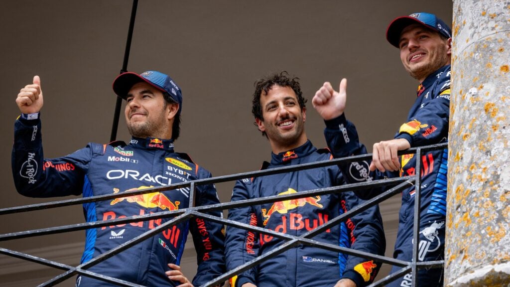 En grupp personer står på ett balkong. (AI text)