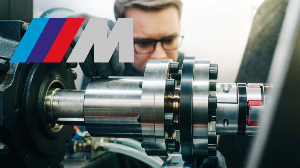 En man arbetar på en maskin. (AI text)