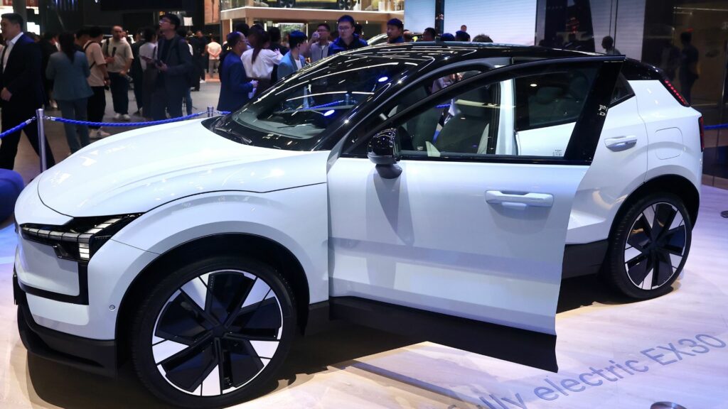 En vit Volvo ECV-terränghybrid visas upp på den internationella bilutställningen i Shanghai. (AI text)