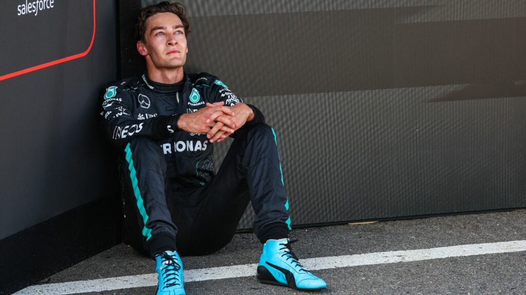 En racerförare sitter på banan. (AI text)